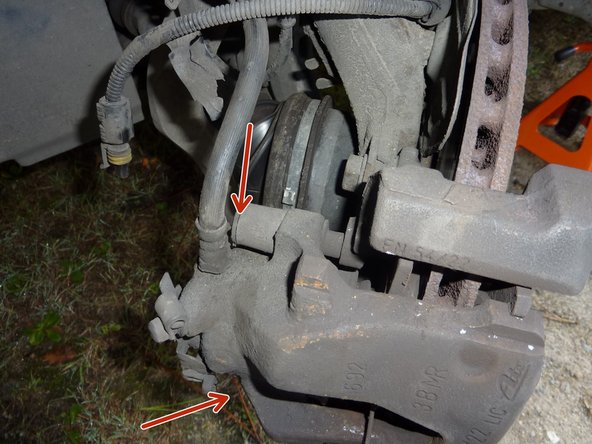 Repérer les 2 colonnettes de fixation de l'étrier. Il y en a une en haut et une en bas.