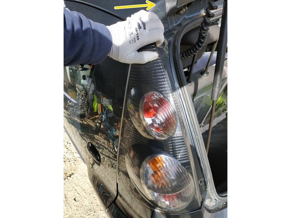 il faut donc le présenter par le côté