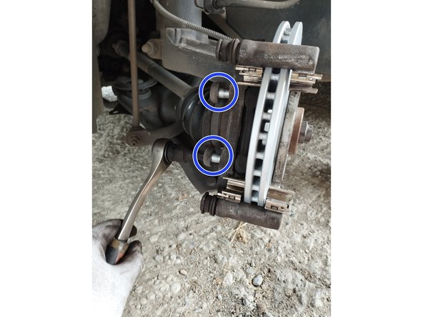 mettre le porte-étrier en place et visser les 2 vis de maintien à l'aide d'une clé torx T55, couple de 105N.m