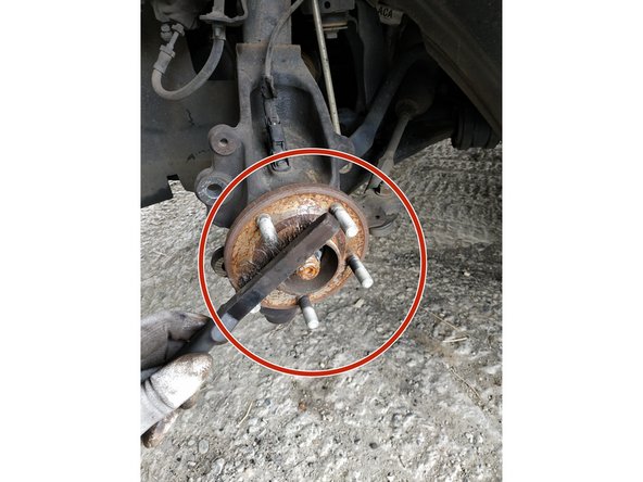 nettoyer la portée du moyeu à l'aide d'une brosse métallique