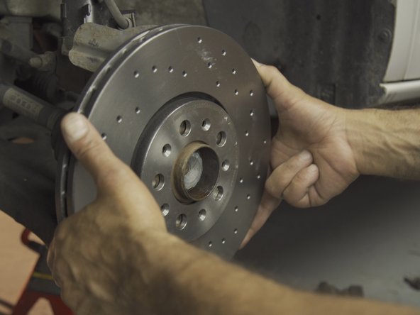 Aligner les trous du disque avec ceux du moyeu en faisant tourner le disque sur le moyeu