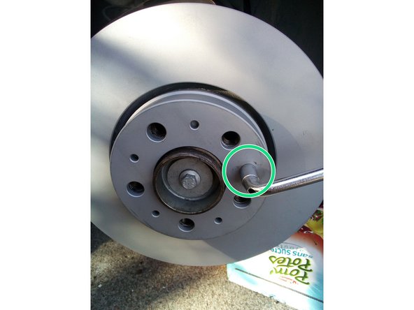 Installer le nouveau disque et le visser à l'aide d'une clé de 10.