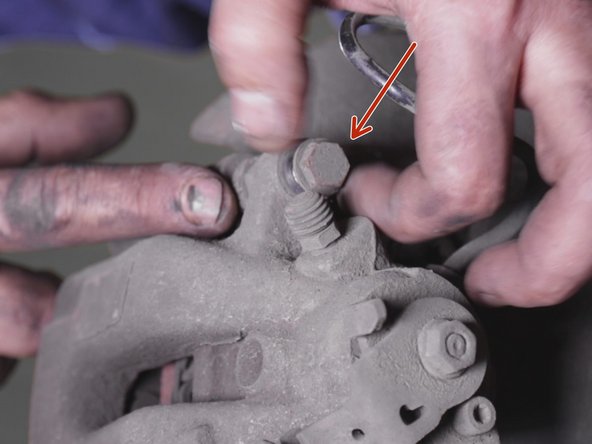 Dévisser et retirer les 2 vis de l’étrier