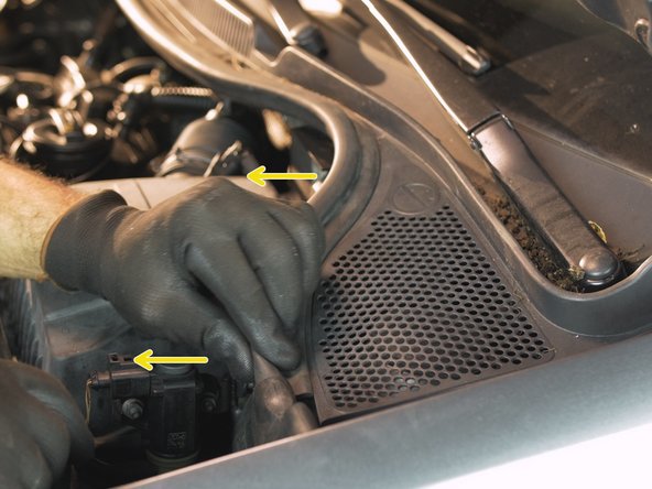 Au dessus de l'amortisseur, dans la baie moteur : retirer le joint de capot