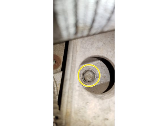 Pour accéder à la vis de maintien du galet il faut passer par la lumière qui se situe sous l'alternateur.