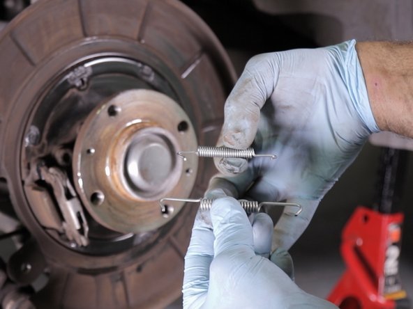 Repositionner le premier ressort sur la mâchoire