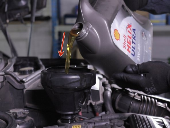 Placer un entonnoir et verser au moins 4.5 litre l'huile