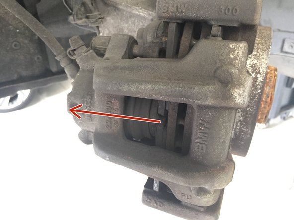 Repousser le piston à l'aide d'un tournevis pour facilité le retrait de l'étrier