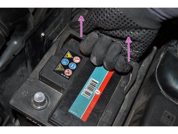 
Grasp the battery handle and pull upwards.
