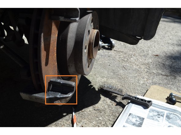 Surface enduite de pâte anti-grincement (couleur anthracite).