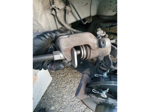 Repousser le piste de l'étrier à l'aide d'un &quot;repousse piston&quot;