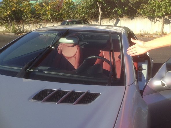 Les essuie-glaces sont à présent en position intermédiaire (à mi parcours) et arrêtés.