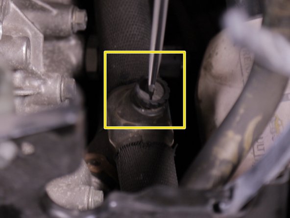 Dévisser et retirer la vis de purge qui se trouve en dessous du support du résonateur