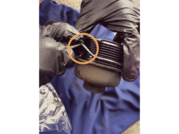 En rouge : La cloche sans filtre à huile.