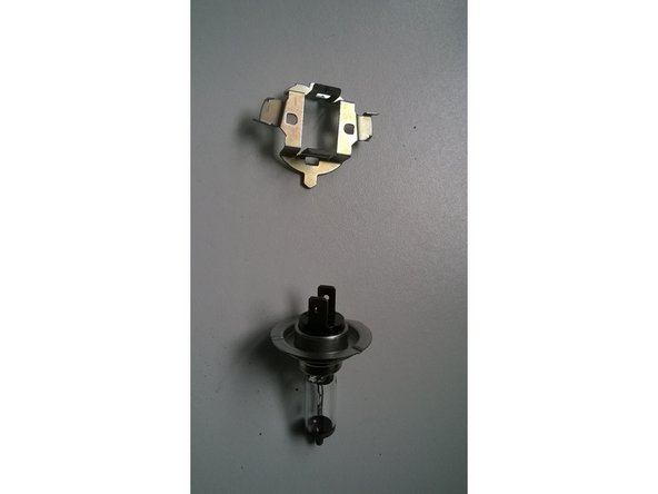 Retirer le ressort pour changer l'ampoule grillée par une neuve.