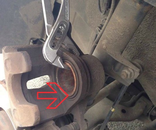 
To be able to put the stem back you will have to pushed the piston back to the maximum, for that use une pince multiprise Then press it very hard until it is completely inserted.
