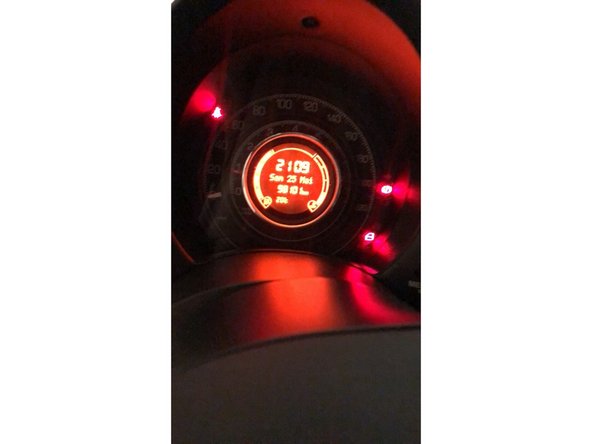 Démarrer le véhicule, le laisser tourner aux ralentie pendant quelques minutes, coupez le contact et verifier le niveau moteur froid sur un sol plat