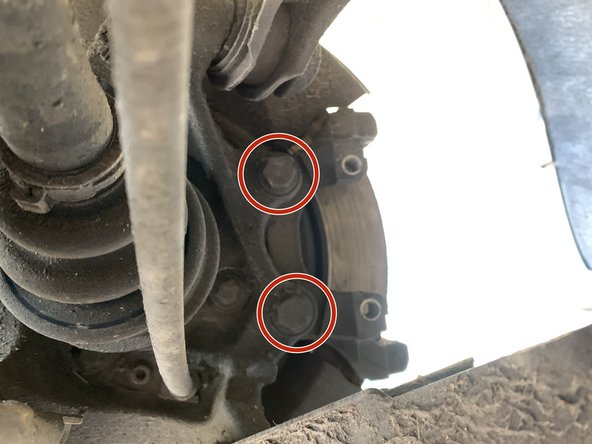 Démonter les deux vis de 16 à l'aide du cliquet et de la douille