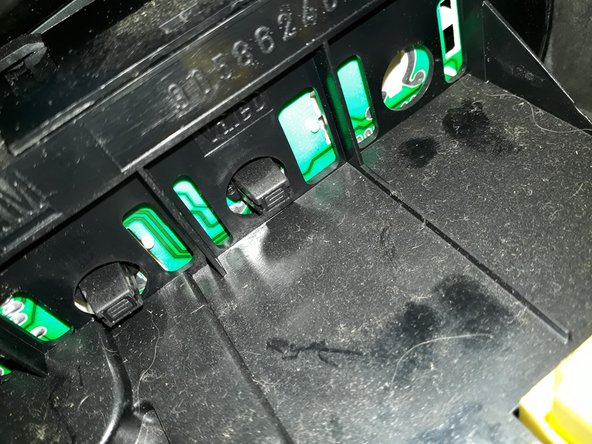 insérer les nouvelles ampoules dans leurs logements (serrage d'un quart de tour)