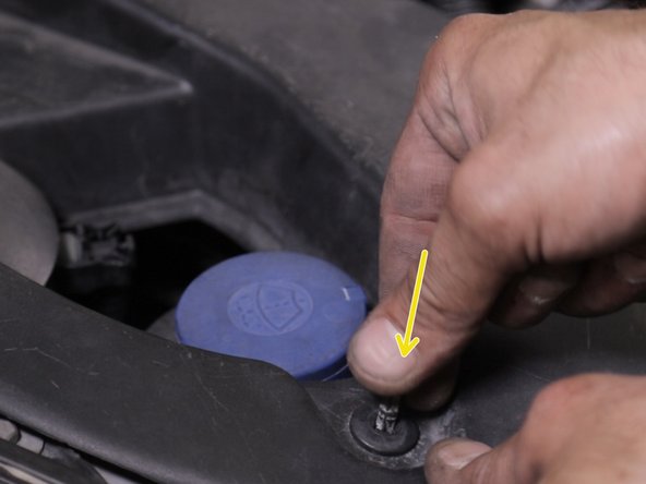 Replacer le cache du lave glace et liquide de refroidissement puis repositionner les deux attaches