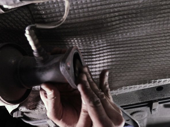 Placer le nouveau joint entre les deux parties de l'échappement