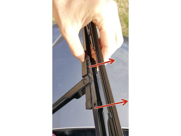 
Push the broom upwards to remove it from its support (it is clipped in the center and at both ends)
