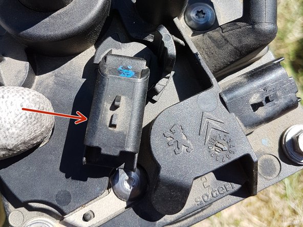 Dévisser de 1/4 de tour le capteur pour fermé l'évacuation du gazole