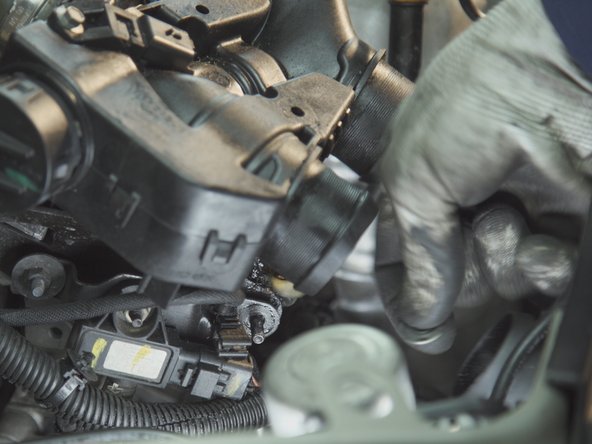 Desserrer la seconde vis du boitier papillon avec un cliquet, une rallonge et une douille de 10