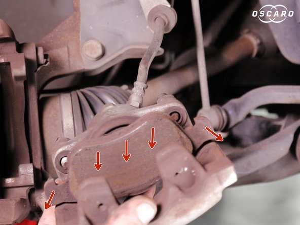 Extraire la plaquette de frein placée sur le piston en tirant vers vous