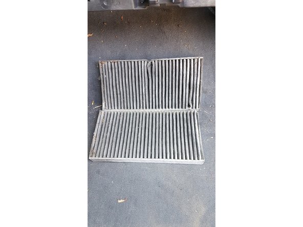 Ôter le couvercle du boitier (en le déclipsant par le dessous afin de ne pas casser le clips du dessus) qui renferme les 2 demis filtres et enlever les 2 demis filtres