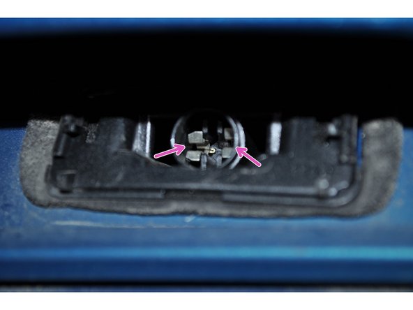 Repérer le sens horizontal pour l'insertion du culot de l'ampoule