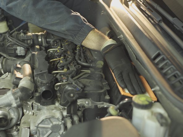 Replacer le nouveau filtre à air dans son emplacement.