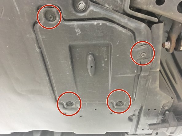 Retirer la partie de la plaque sous moteur