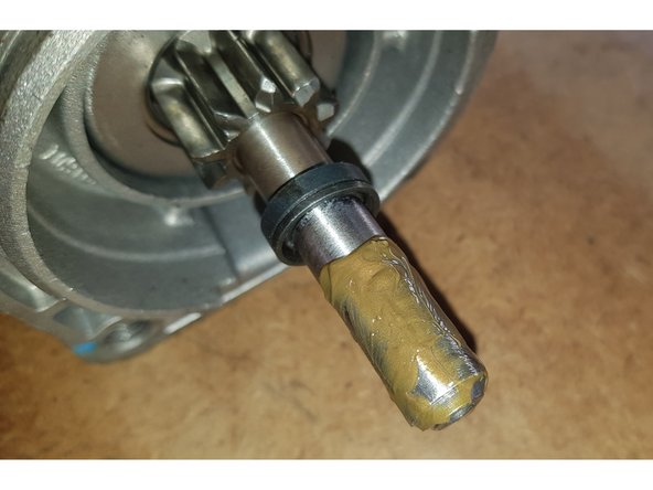 Utilisez la même graisse pour en mettre sur l'arbre du démarreur.