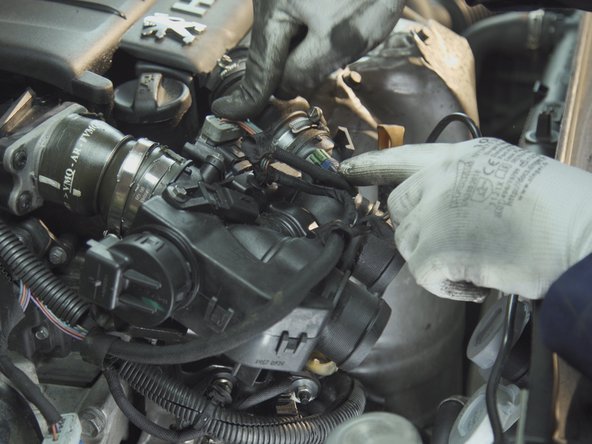 Rebrancher les différents connecteur et agrafes sur le boitier papillon