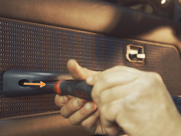 
Unscrew the two screws on the armrest with a Torx T30
