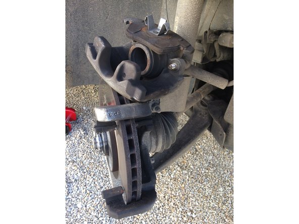 Déposer les plaquettes usagées et repousser le piston à l'aide d'un repousse piston ou d'un serre joint pour pouvoir mettre en place les plaquettes neuves