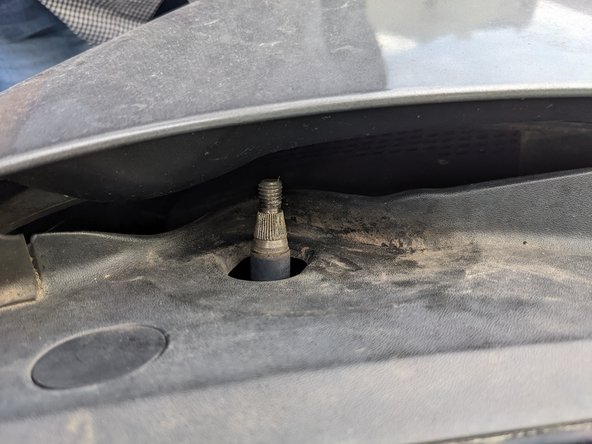 Sortir l'essuie glace, il peut être nécessaire de réouvrir le capot afin de terminer son extraction mais cela ne devrait pas être obligatoire