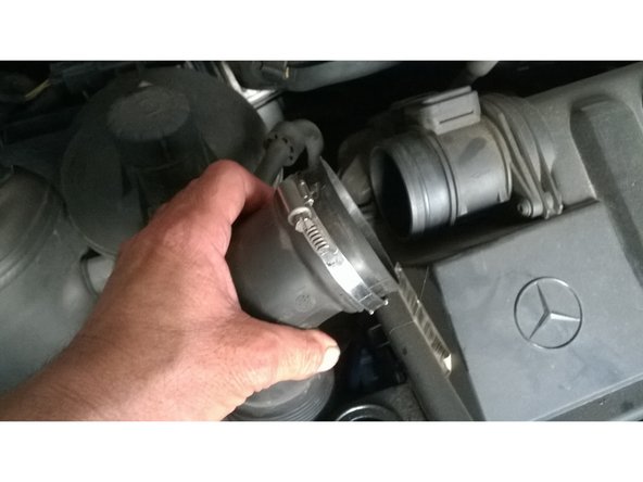 Il faut démonter le collier de l'arrivée d'air pour avoir plus de place !