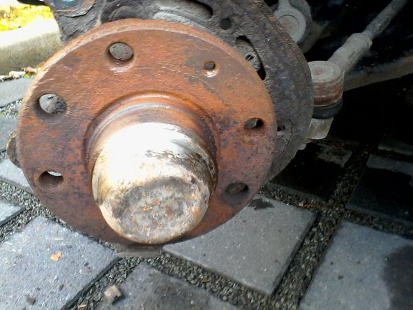 Nettoyer avec la brosse de fer le moyeu de roue