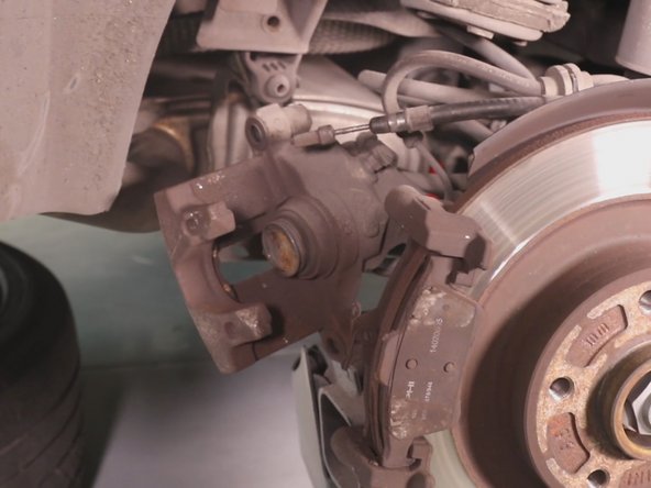 Attention : Ne pas tirer sur les flexibles relié à ce dernier