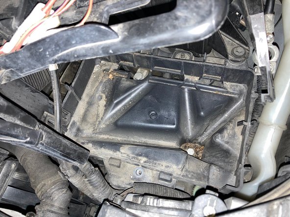 Retirez la batterie avec la protection thermique en tissu autour.