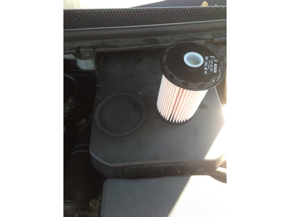 Mettre en place le joint neuf, le filtre puis le couvercle, le serrage se fait à la main,brancher le tuyau d'arrivée (noir) et le connecteur du réchauffeur.