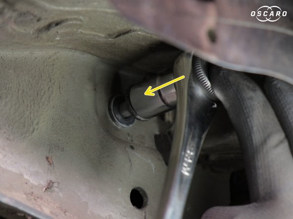 Finir de bloquer la vis du haut de l'amortisseur