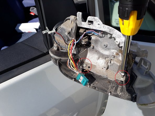 Retirer les 2 vis torx.