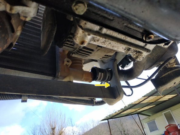 place une bassine et sortir la durite