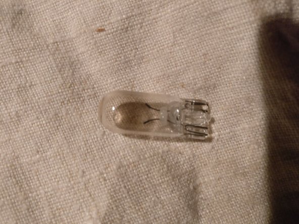 Mettre le chiffon sur l'ampoule et tirer pour la sortir de son culot