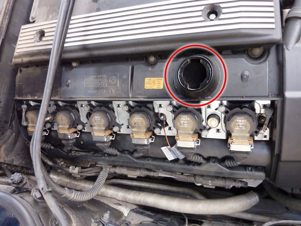 Enlever le bouchon de remplissage d'huile du moteur.