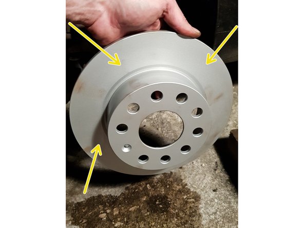 Pulvérisez du nettoyant frein sur les 2 faces afin d'enlever la paraffine qui sert à protéger le métal de la rouille.