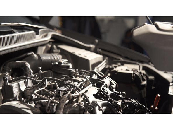 Replacer le cache moteur en faisant attention de bien le bloquer avec ses guides